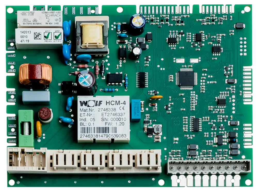 Wolfs Regelungsplatine mit verschiedenen elektronischen Komponenten, darunter Kondensatoren, Widerstände und Steckerleisten, montiert auf einer grünen Leiterplatte.